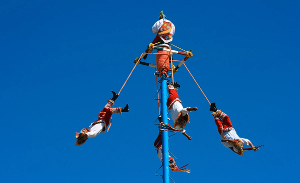 Voladores de Papantla se suman a las culturas que devuelven la dignidad a Los Pinos￼