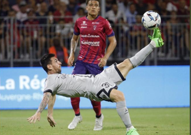 Messi firma doblete con tremenda chilena en el inicio de Ligue 1