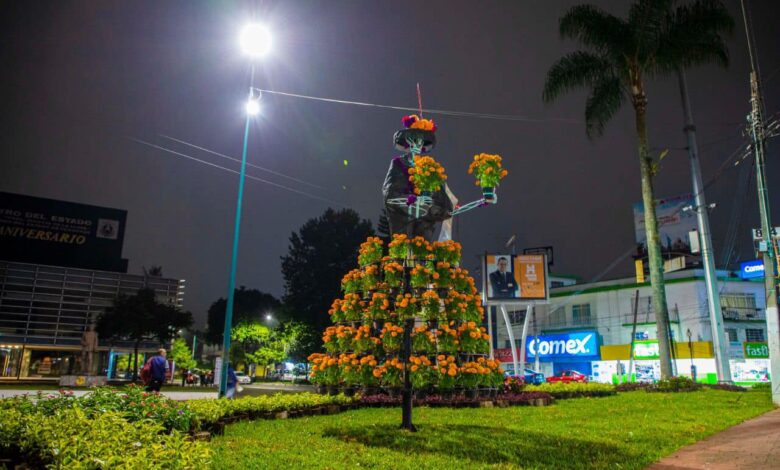 Adornan con temática de Día de Muertos los jardines de Xalapa