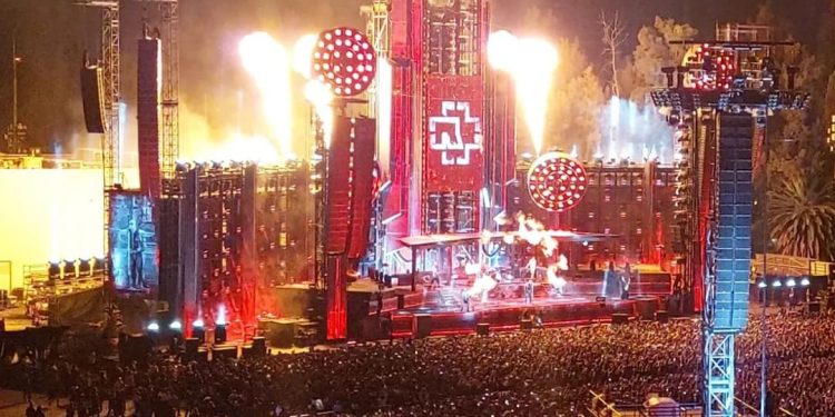 Guitarrista de Rammstein sorprende con pequeña presentación en el Zócalo