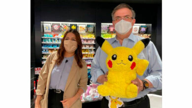 Ebrard presume visita al Pokémon Center de Japón
