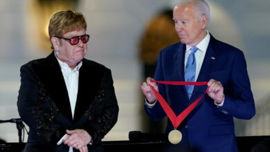 Elton John da concierto en la Casa Blanca y es condecorado por Joe Biden