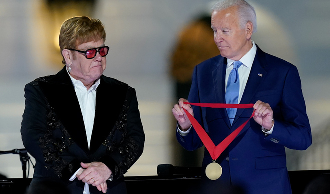 Elton John da concierto en la Casa Blanca y es condecorado por Joe Biden