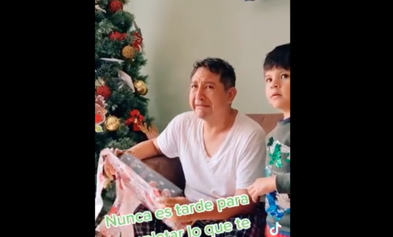 Hombre pide regalo a sus padres y llora al recibirlo 30 años tarde