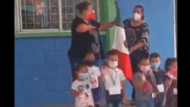 Niños de Kinder se viralizan por tierno saludo a la bandera