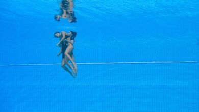 Nadadora se desmaya en plena competencia y su entrenadora la rescata