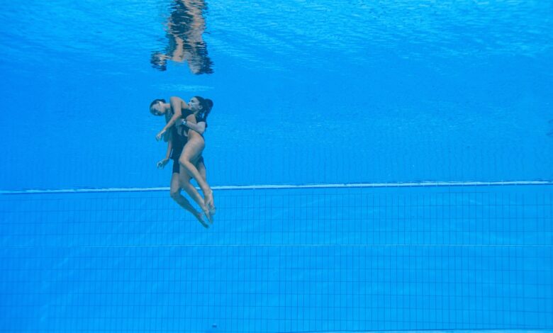 Nadadora se desmaya en plena competencia y su entrenadora la rescata