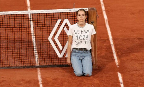 Activista protesta en Roland Garros; se ata del cuello a la red
