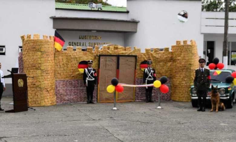 Hacen homenaje a policías alemanes con decoraciones nazis