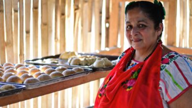 Entregan Premio de la Mujer a Martha Atzin, cocinera del Totonacapan