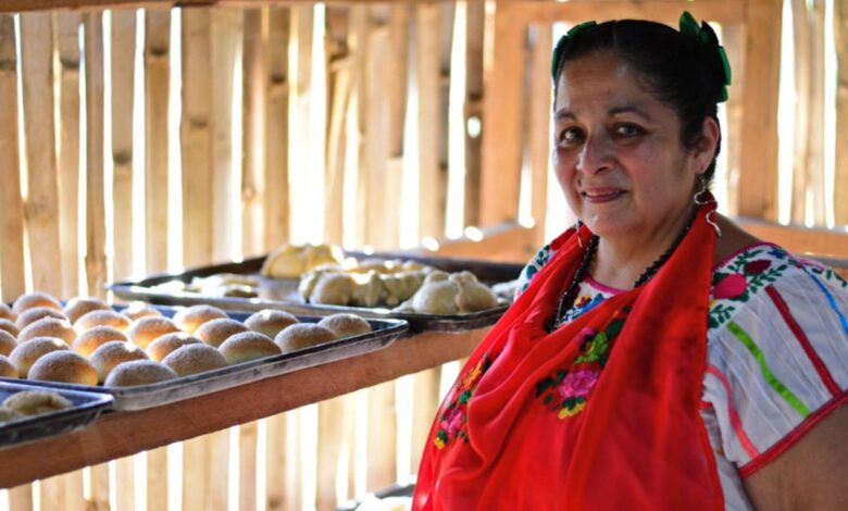 Entregan Premio de la Mujer a Martha Atzin, cocinera del Totonacapan