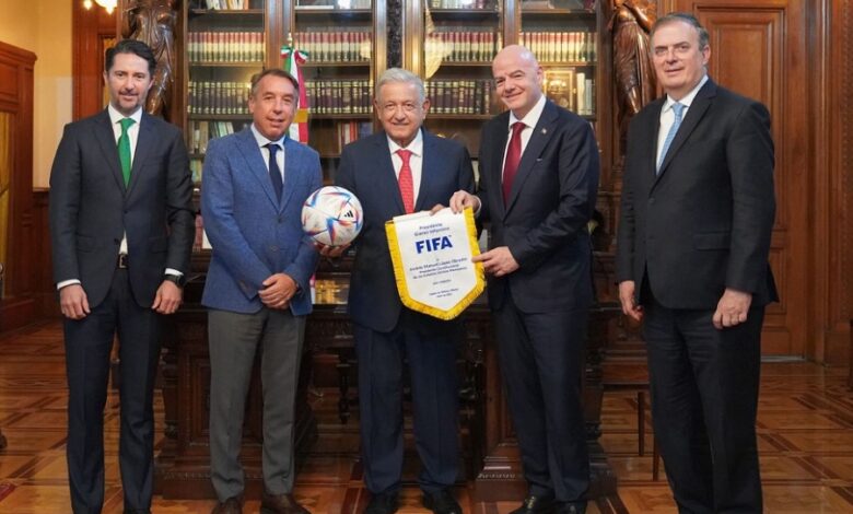 Recibe AMLO a Infantino y directivos de la FIFA;  acuerdan colaboración rumbo al Mundial 2026