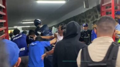 Aficionados pelean en el Estadio Azteca tras el partido Cruz Azul vs Atlético de San Luis