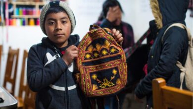 Niñas y niños mantienen viva la creación de bordados y textiles