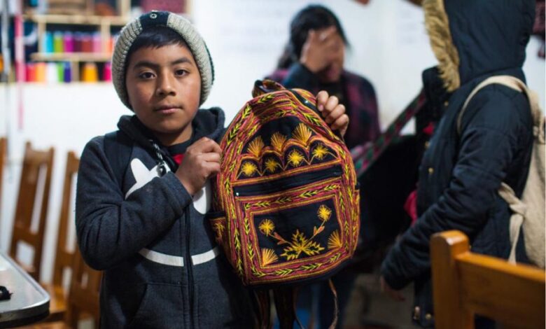 Niñas y niños mantienen viva la creación de bordados y textiles