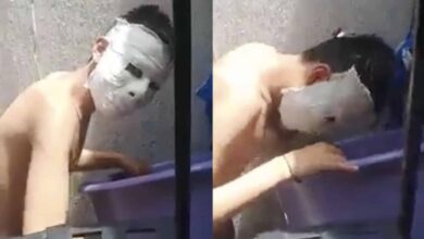 VIDEO: Le encargan de tarea hacer una máscara, y se le queda pegada