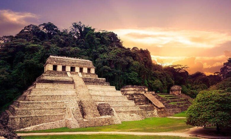 Custodio de zona arqueológica de Palenque halla antigua “mano de metate”