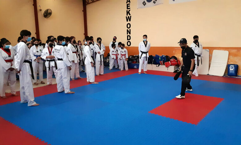 Deportistas xalapeños terminan clínica de Taekwondo