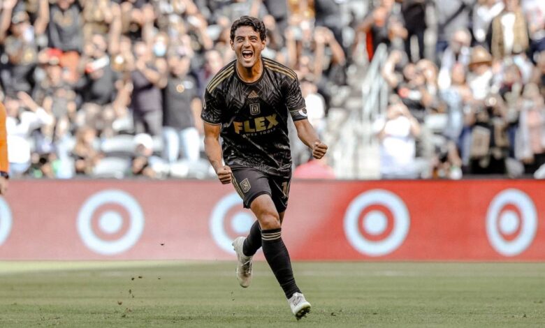 Delantero Carlos Vela anota tres goles en arranque de la MLS