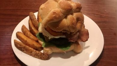 «La muerta de hambre»: el pan de muerto hecho hamburguesa