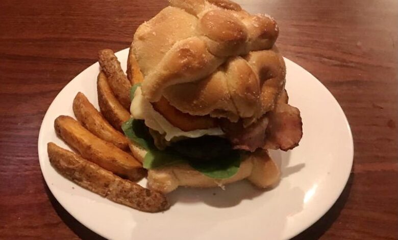 «La muerta de hambre»: el pan de muerto hecho hamburguesa