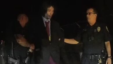 Surge video de la detención Ezra Miller por la agresión de una persona durante un juego de dardos