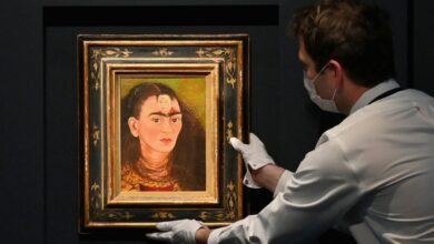 Subastan en más de 700 mdp autorretrato de Frida Kahlo; rompió récord latinoamericano