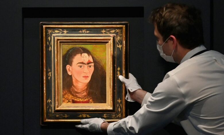 Subastan en más de 700 mdp autorretrato de Frida Kahlo; rompió récord latinoamericano