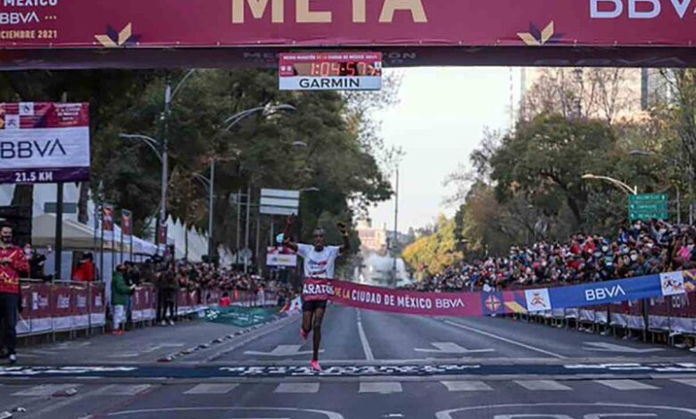 Kenianos ganan media maratón de la CDMX; mexicano queda en tercero