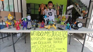 Niño pone a la venta sus juguetes para comprar una tablet y seguir estudiando