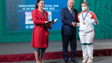 Entrega AMLO premios económicos a deportistas que ganaron medallas en Tokio 2021