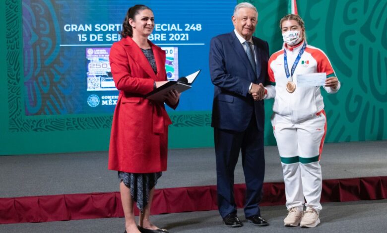 Entrega AMLO premios económicos a deportistas que ganaron medallas en Tokio 2021