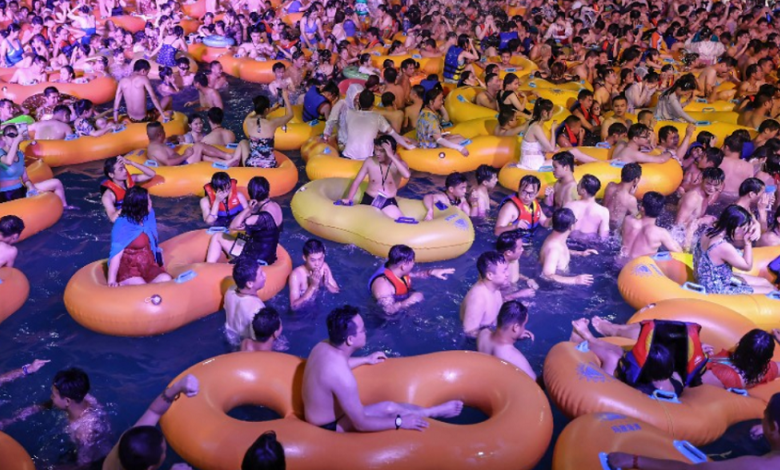 Miles se reúnen en parque acuático de Wuhan