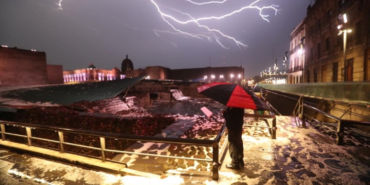 Tras granizada, colapsa cubierta de la Casa de las Águilas, en el Templo Mayor