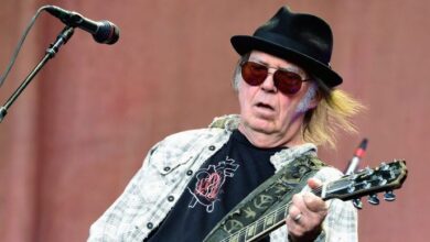 Neil Young pide a Spotify elegir entre su música o un podcast antivacunas