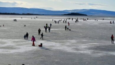 Increíble, se congela lago en Argentina y se convierte en enorme pista de hielo