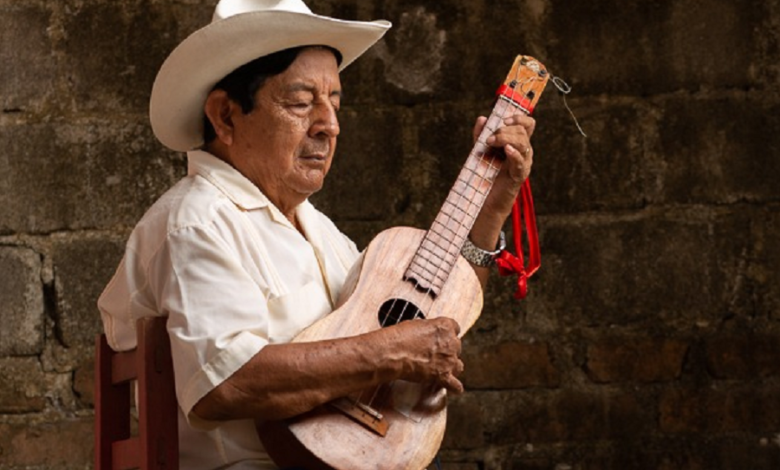 Presenta IVEC la exposición virtual Maestros Jaraneros de Mario Hernández