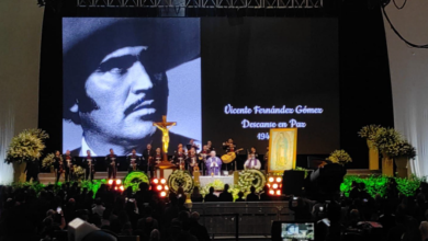 Familia y fans despiden a Vicente Fernández con misa y mariachi