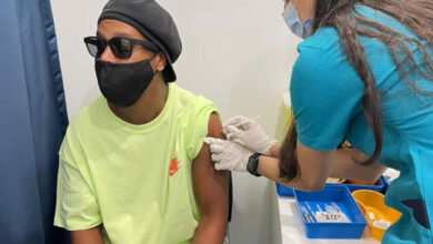 Ronaldinho se vacuna contra Covid-19 en Dubai