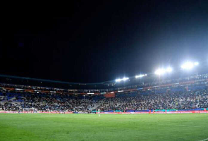 En pleno partido, fallan luminarias en Estadio Hidalgo