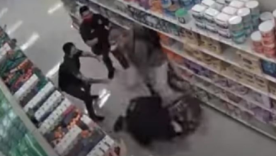 Video: Golpean al guardia que les pide usar cubrebocas