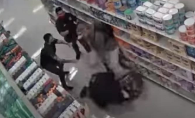 Video: Golpean al guardia que les pide usar cubrebocas