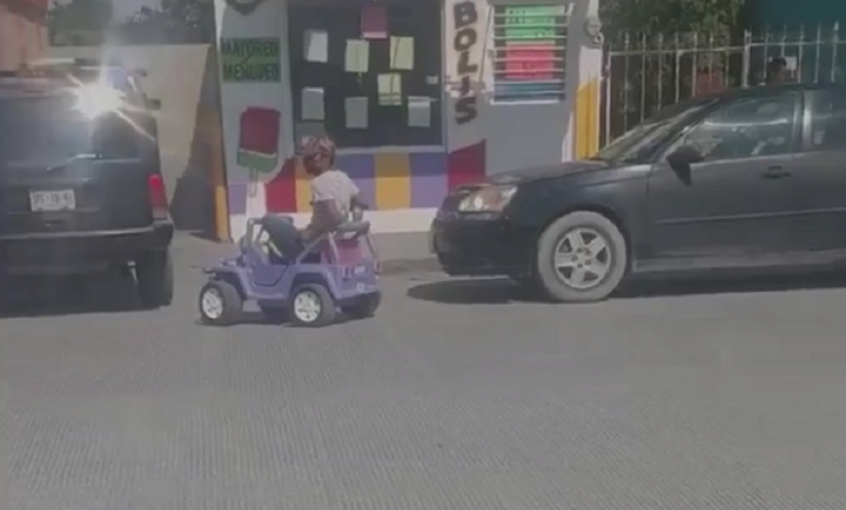 Video: Le negaron servicio a domicilio y fue en carro de juguete