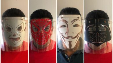 Mexicanos crean caretas con diseños de luchadores y superhéroes