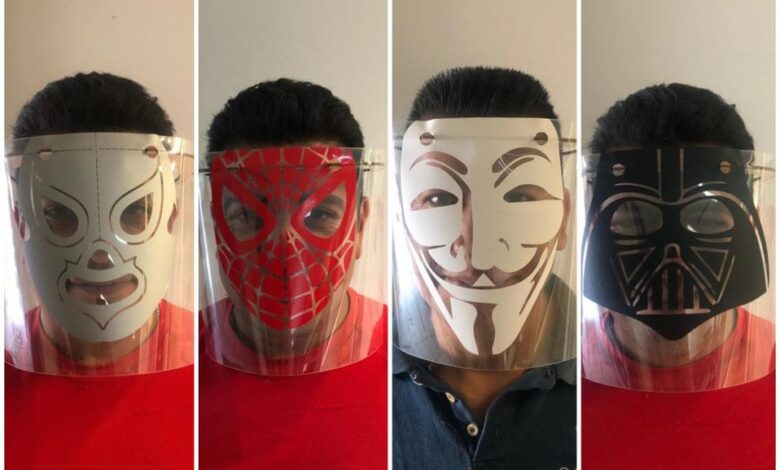 Mexicanos crean caretas con diseños de luchadores y superhéroes