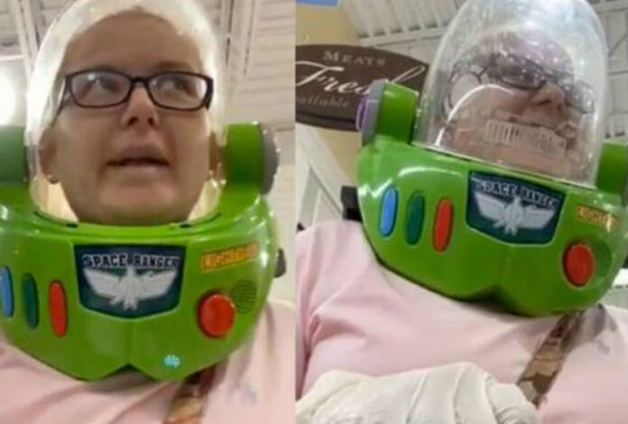 A falta de cubrebocas, señora utiliza casco de Buzz Lightyear