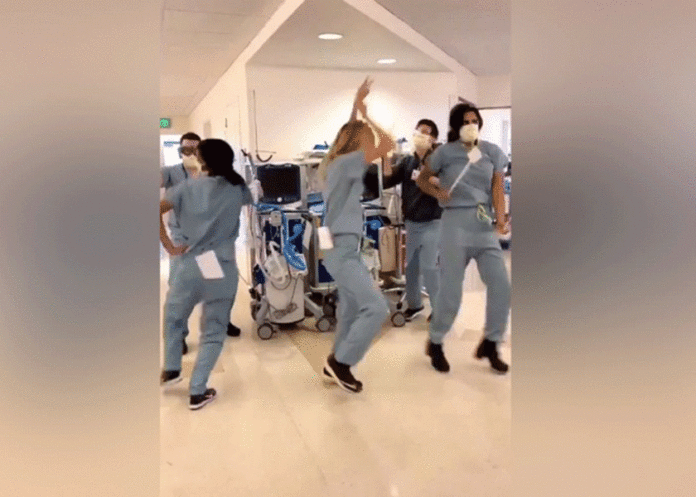 Celebran médicos con baile cada que un paciente se cura de coronavirus