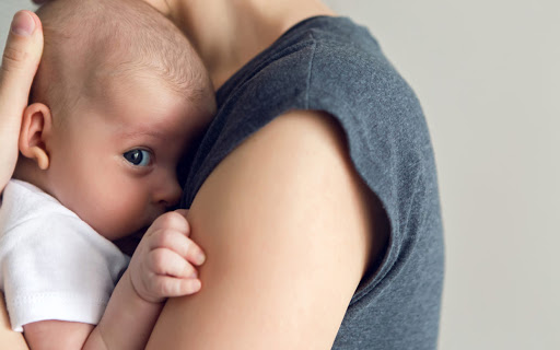 Bebés de 4 meses pueden reconocer a sus padres mediante un abrazo