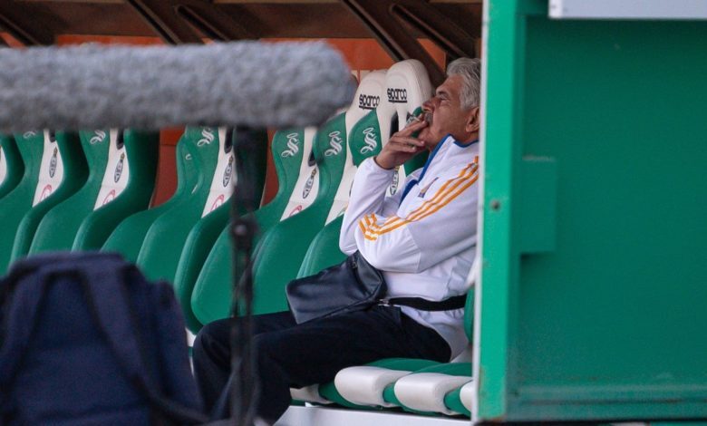 Tuca Ferretti será sancionado por fumar en las bancas del estadio de Santos
