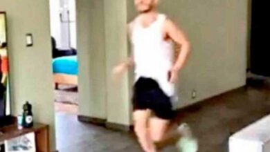 Mexicano corre maratón en la sala de su casa durante cuarentena